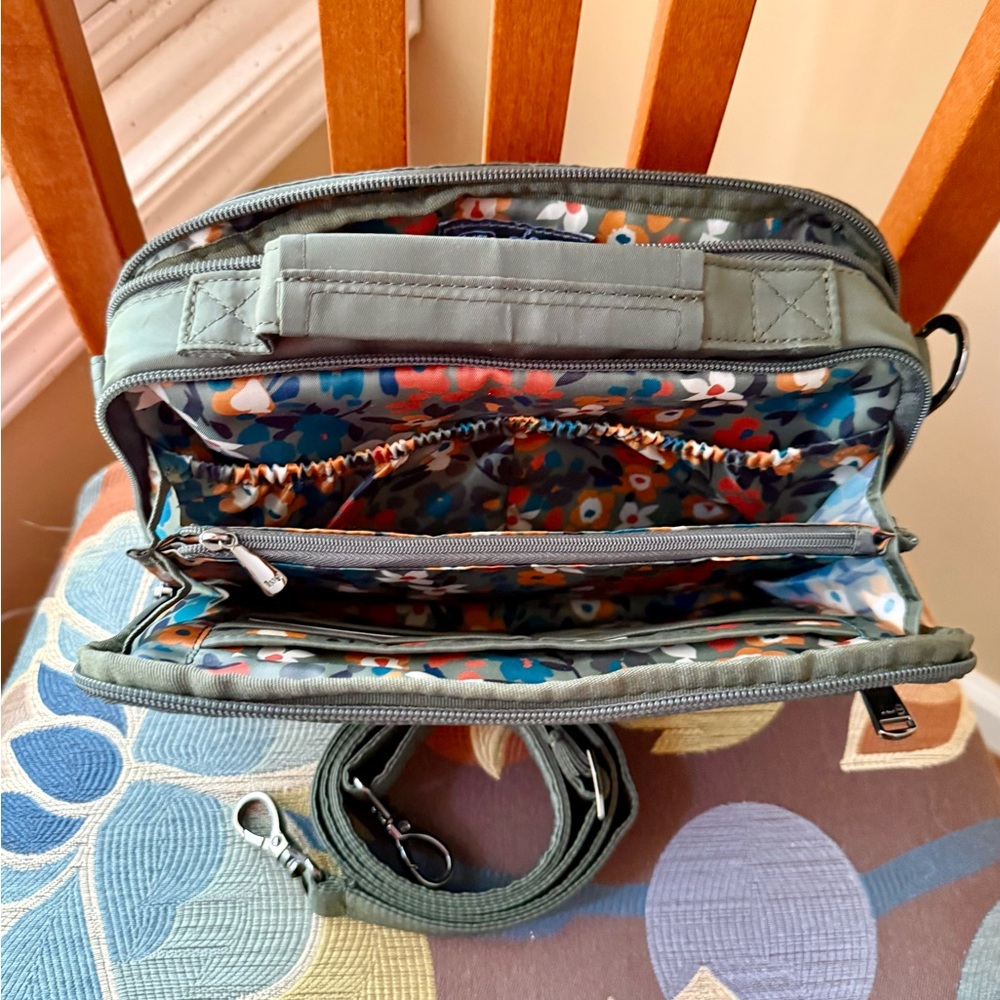 Lug Scoop 2 crossbody in Olive with Wildflower Olive print (NWOT) - Picture 4 of 5